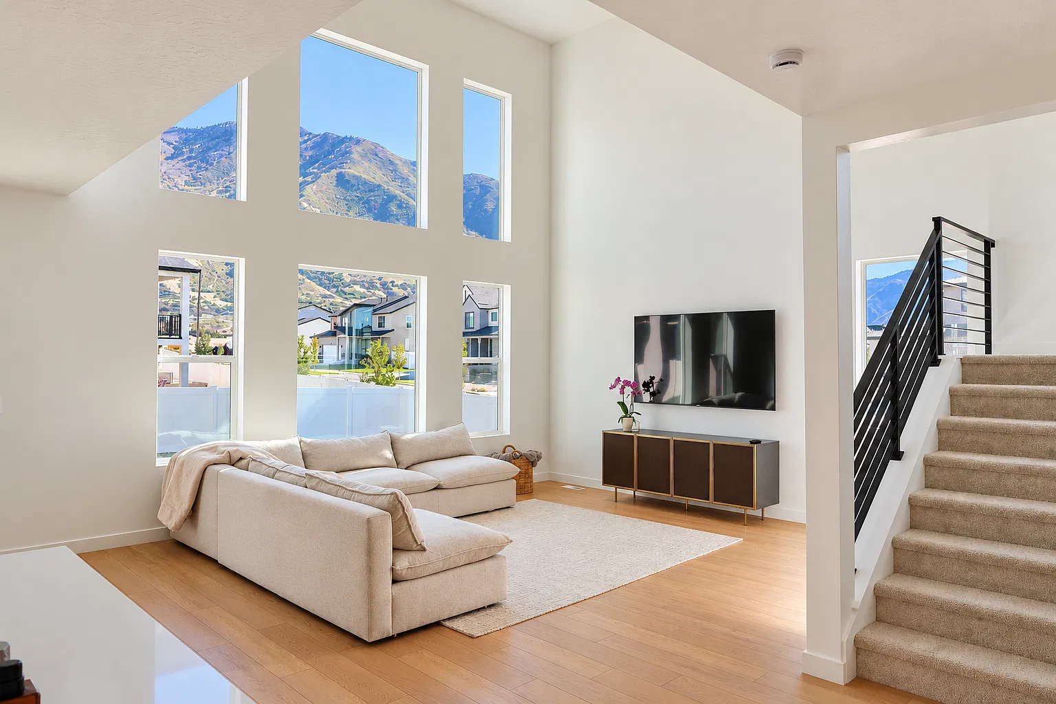 3 bed, 2.5 bath, 2490 sqft, $4,950 — Photo 1