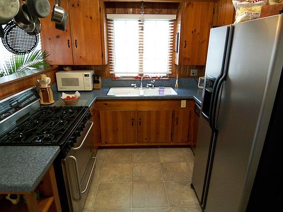 Cook's Kitchen w/ All Stainless Appliances
