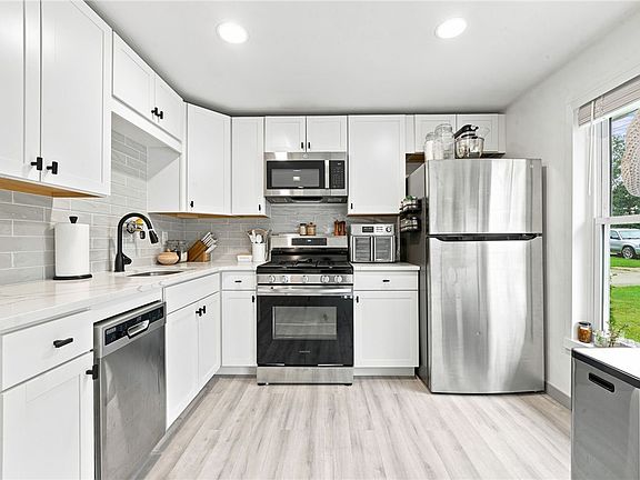 4th image of 252 Azalea Dr
