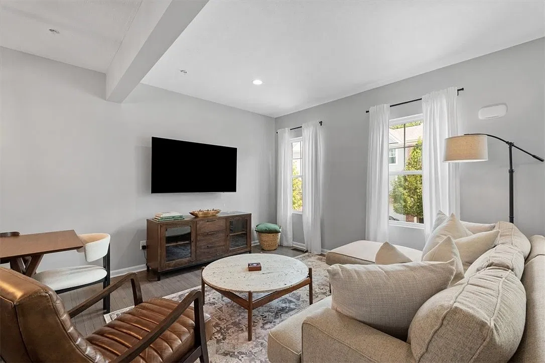 3 bed, 2.5 bath, 1650 sqft, $2,275 — Photo 4