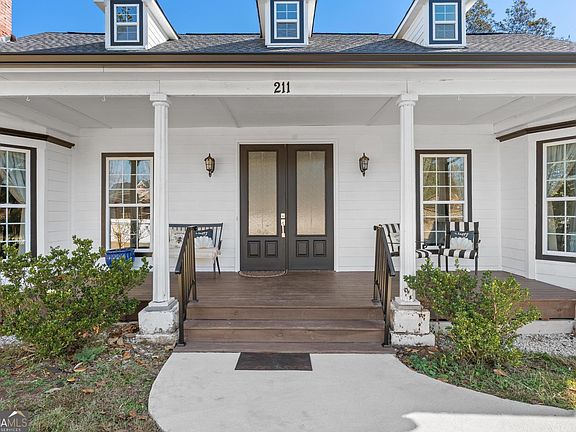 3rd image of 211 Cobb St