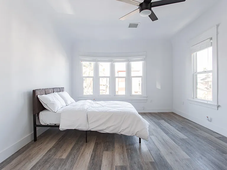 1158 W 37th St #5 — Photo 11
