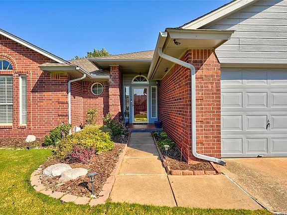 3rd image of 2109 Summer Oak Dr