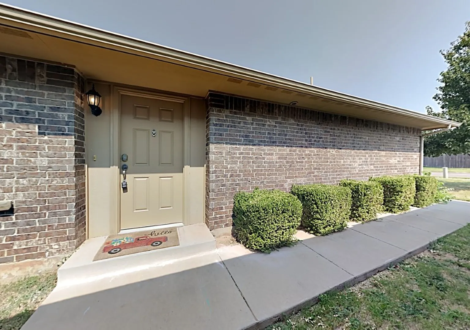 Very Nice and Spacious 3 Bedroom 2 Bath Home in Mustang Schools — Photo 2