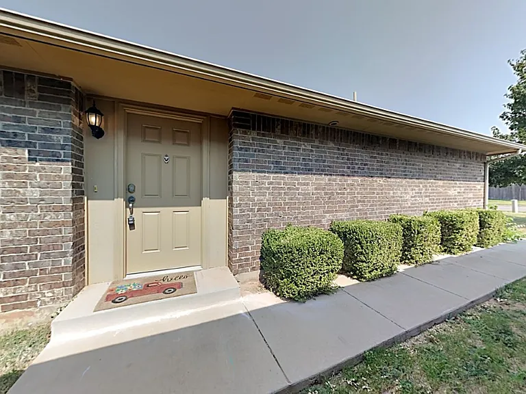 1213 Norway Ave — Photo 2
