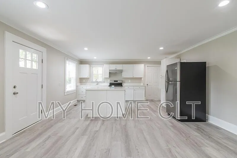 2 bed, 1.0 bath, 1172 sqft, $1,750 — Photo 2