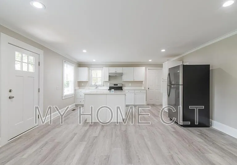 2336 Barry St #A — Photo 2