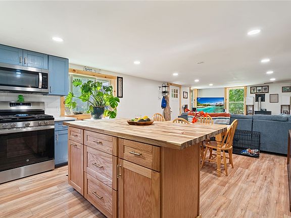 4th image of 46 Rock St