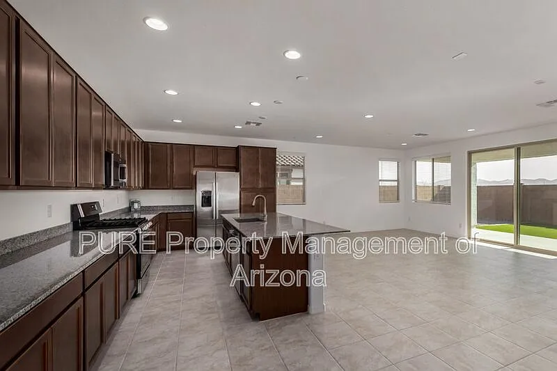 4 bed, 3.0 bath, 2204 sqft, $2,195 — Photo 1
