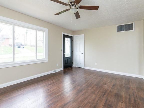 4th image of 140 Southdale Dr