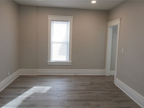 4th image of 410 W Oak St