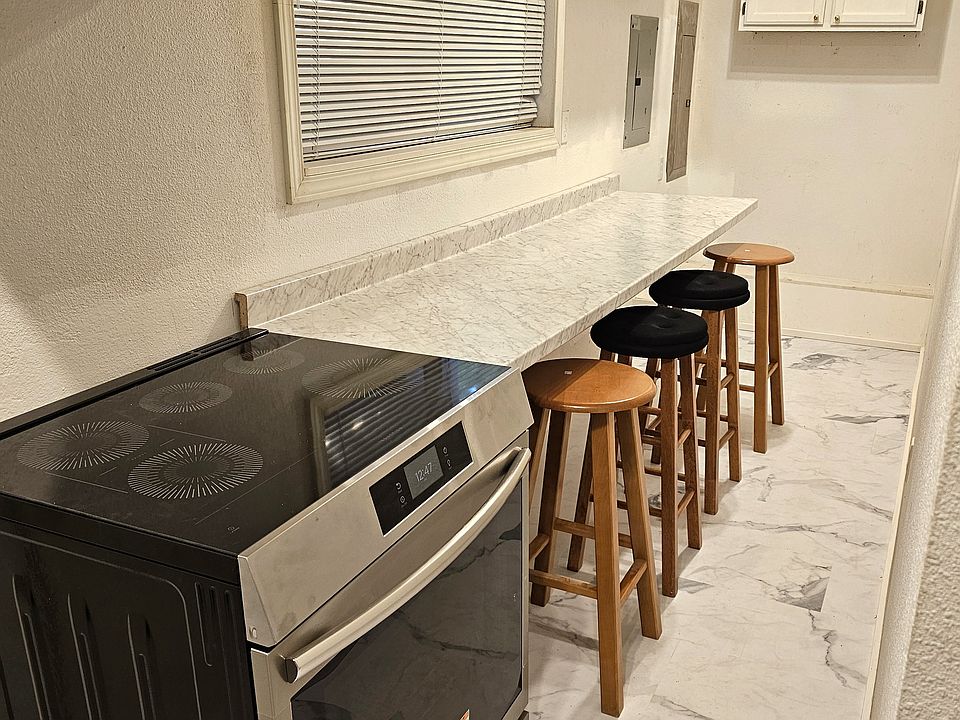 Kitchen and Breakfast Bar