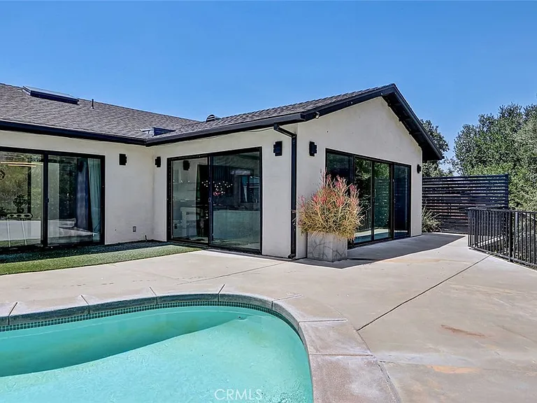 832 N Oceanbluff Ave — Photo 43