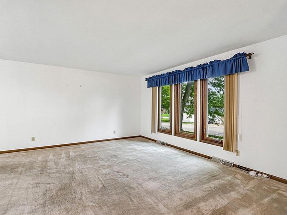 2nd image of 685 Oak DRIVE