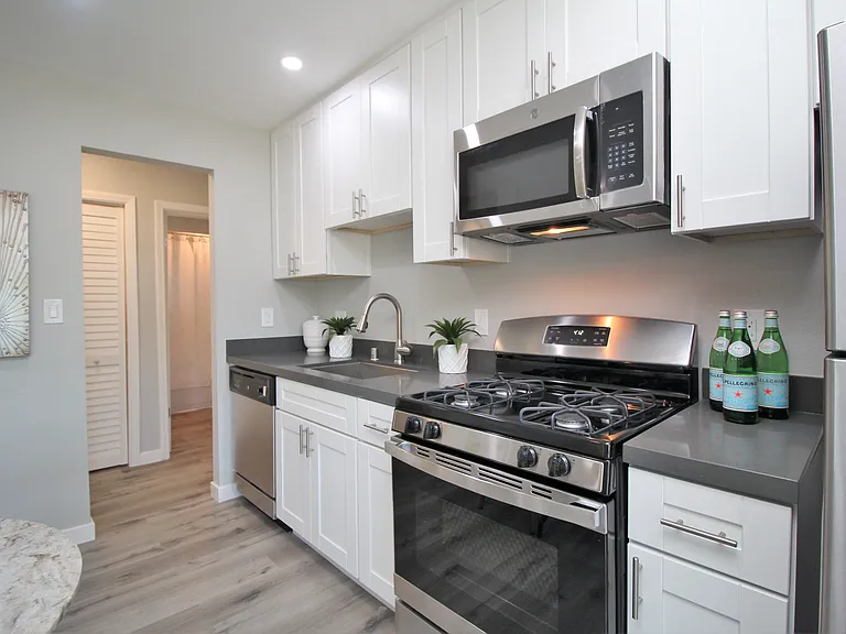 Redwood Creek Apartments — Photo 11