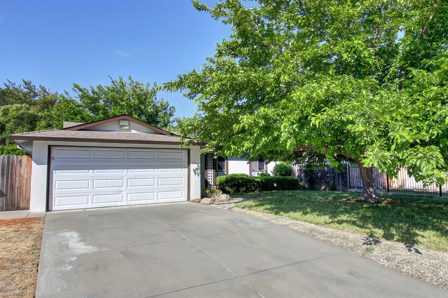 4712 Brookfield Dr photo 1