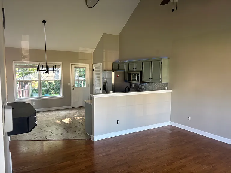 2844 Scoville Ln — Photo 2