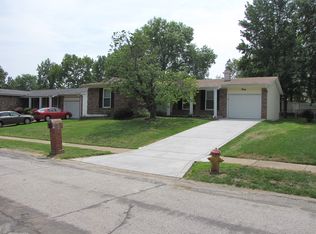 30 Deer Lodge Dr, Fenton, MO 63026