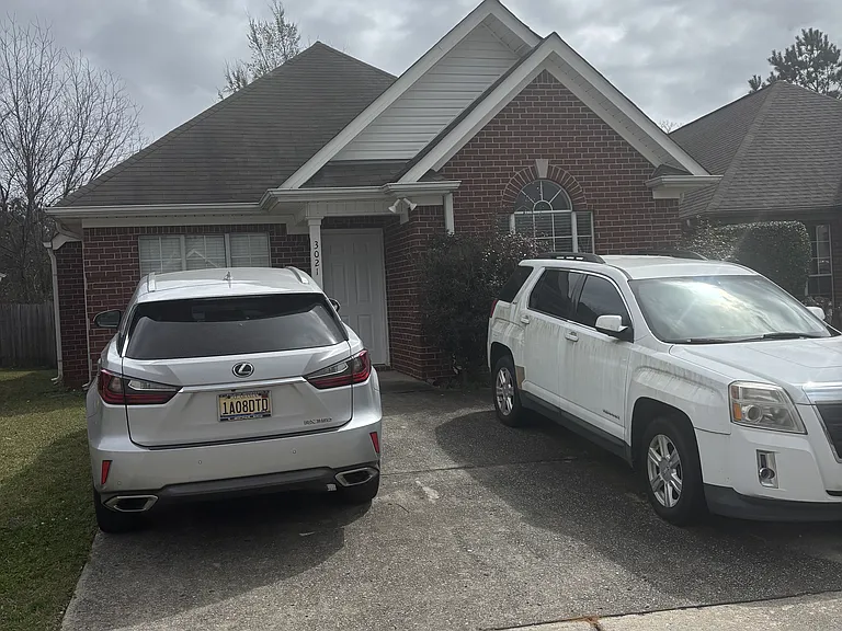 3021 Summit Dr — Photo 1