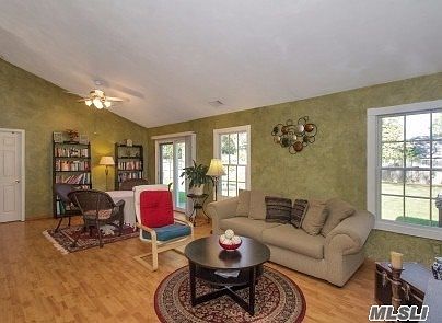 4th image of 15 Ascot Pl