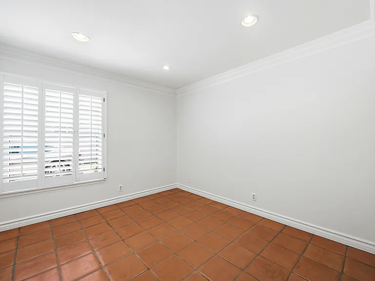 1090 Elfstone Ct — Photo 18