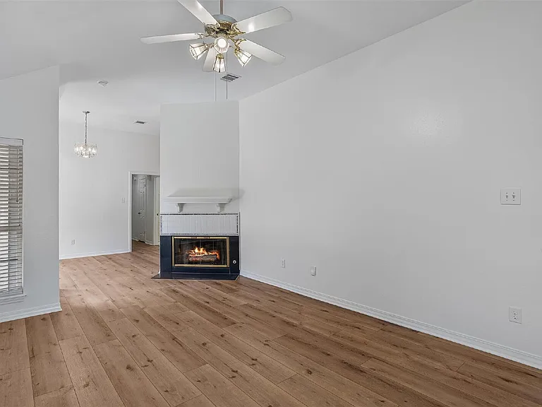 1435 Williamsburg Dr — Photo 2