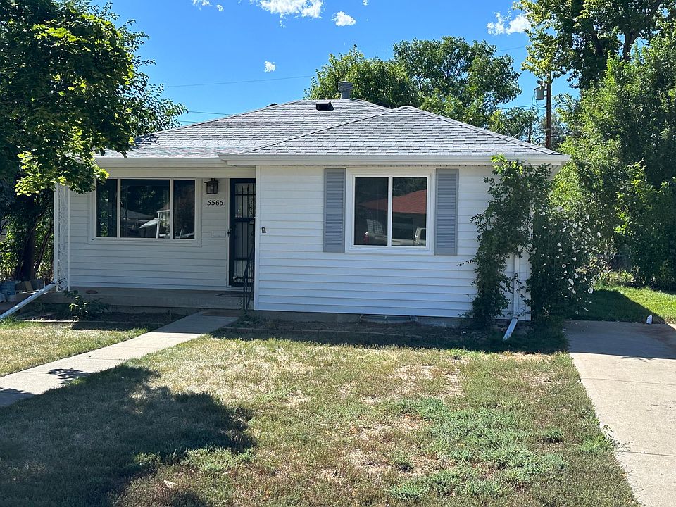 Front yard and private parking