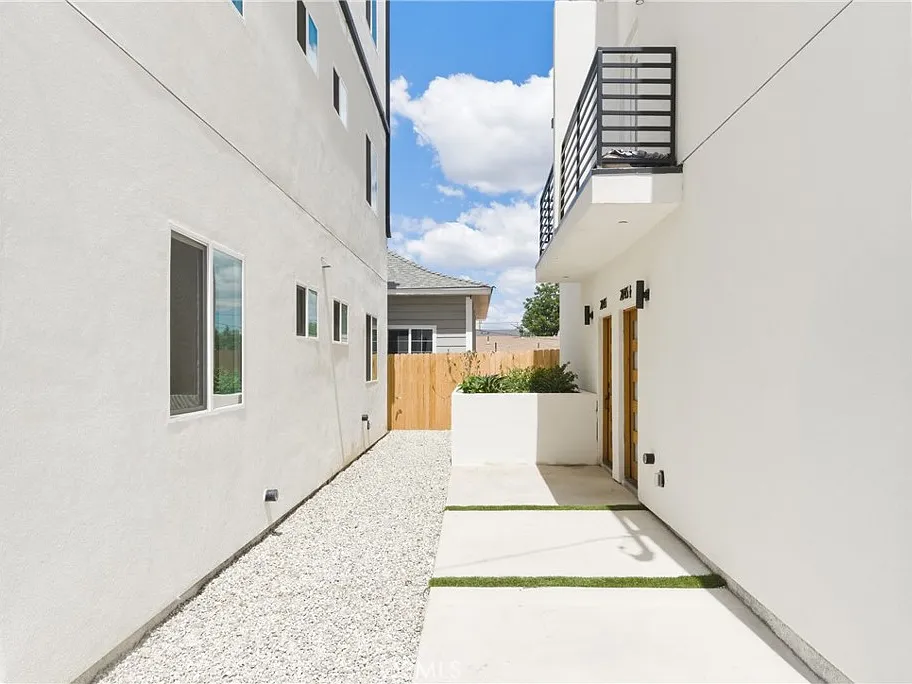 5 bed, 2250 sqft, $4,000 — Photo 3