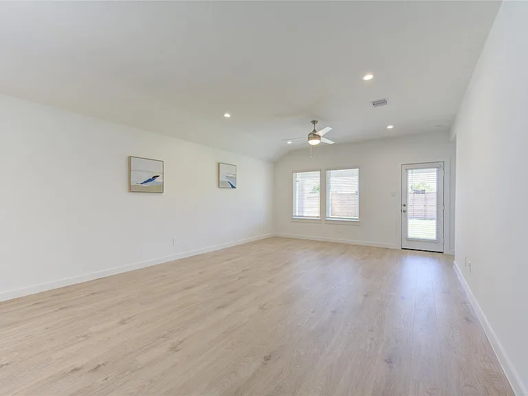 8038 Tropea Dr — Photo 23