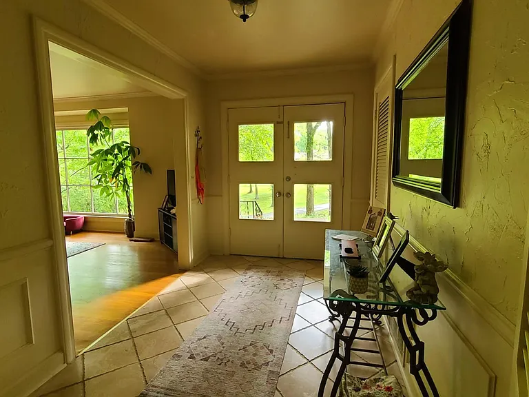 731 Greeley Dr — Photo 2