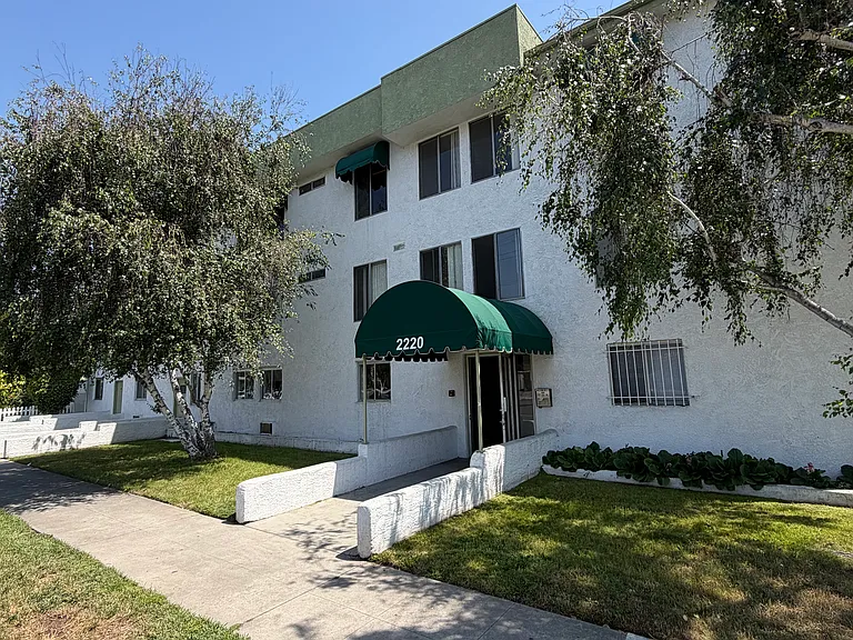 2220 W Victory Blvd #M1 — Photo 11