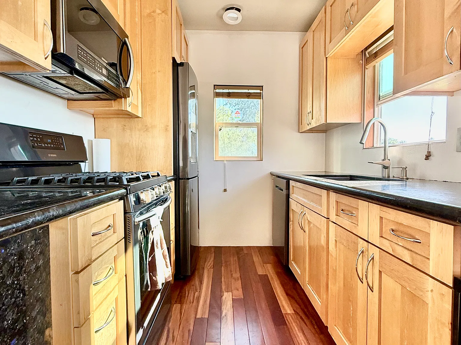 1 bed, 1.5 bath, 1000 sqft, $2,800 — Photo 2