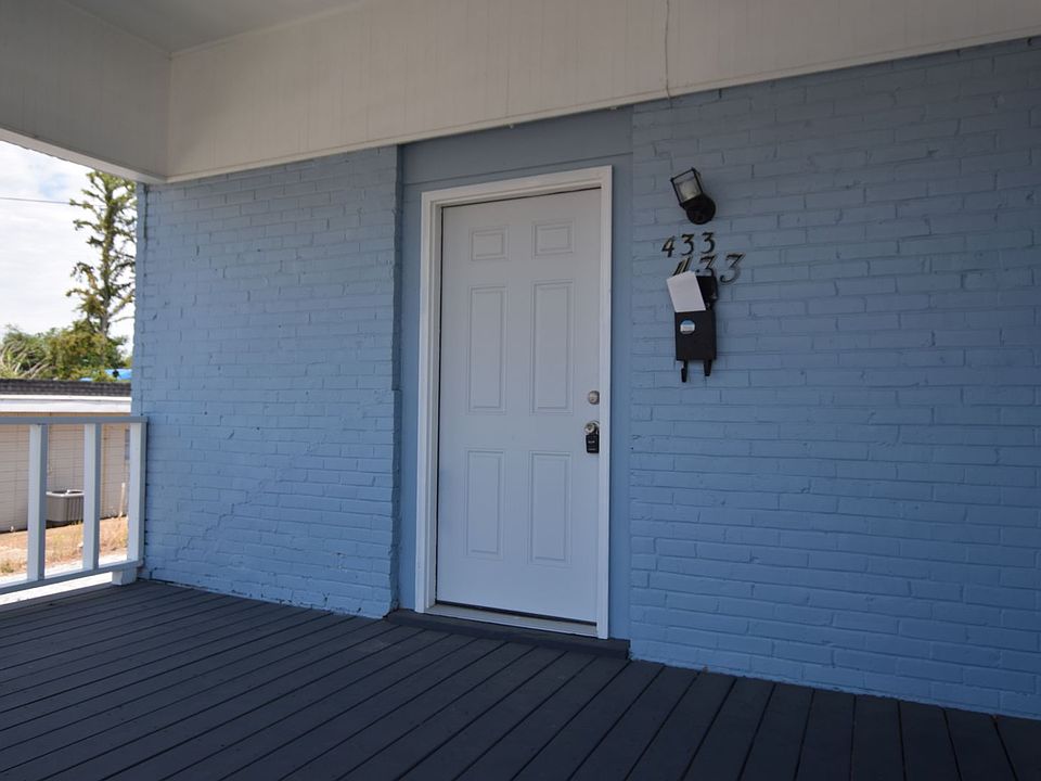1st image of 433 Clarence St #433