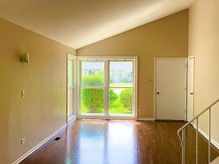 710 W Ridge Rd — Photo 3