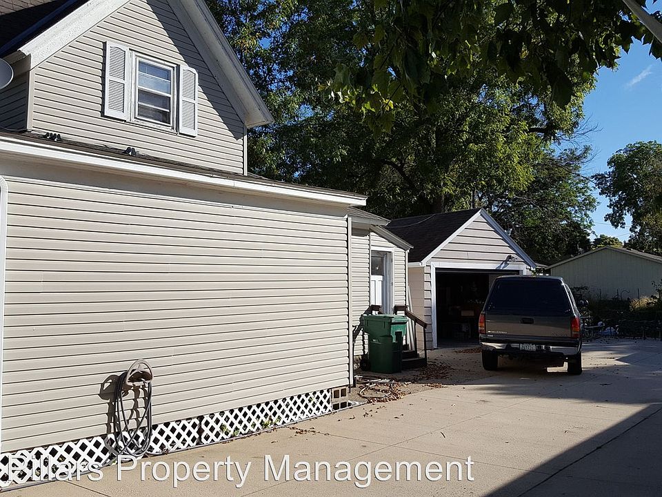 400 1/2 6th St NE Austin MN Zillow