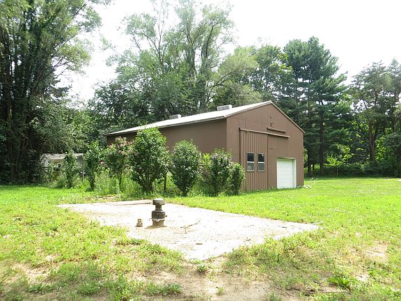 3rd image of 25035 Maple St