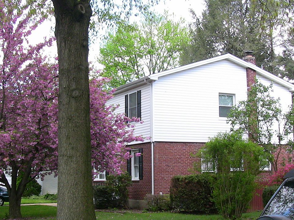 Sidewalk view (Spring)