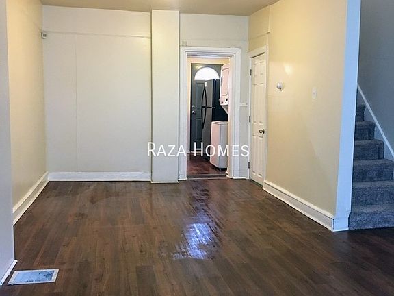 2nd image of 1319 N Myrtlewood St