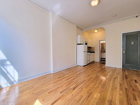 3rd image of 415 W 56th St #Xx