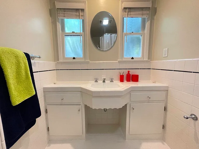 2285 N Beachwood Dr #5 — Photo 14