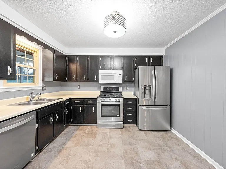 1835 Warren Dr — Photo 11