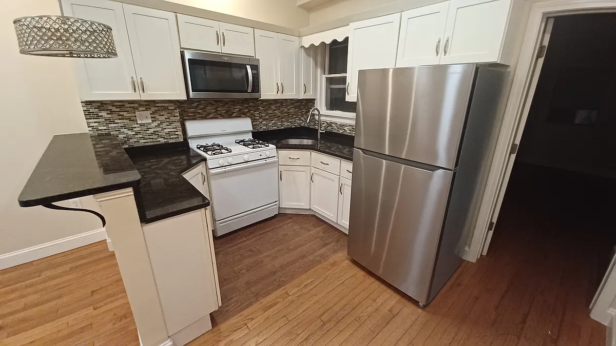 Building Photo - 293 Meridian St #2