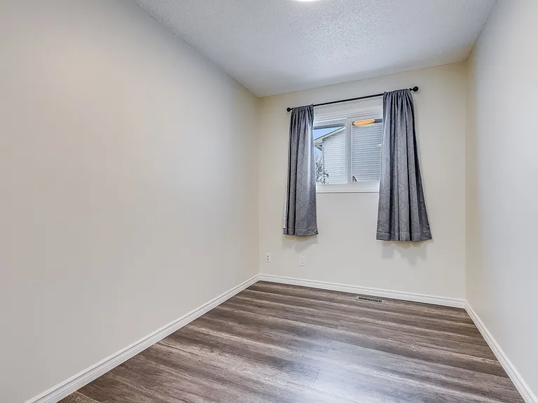 63 Woodglen Close SW — Photo 12