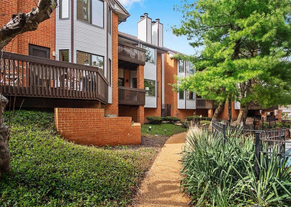 1st image of 4464 Lindell Blvd APT 12