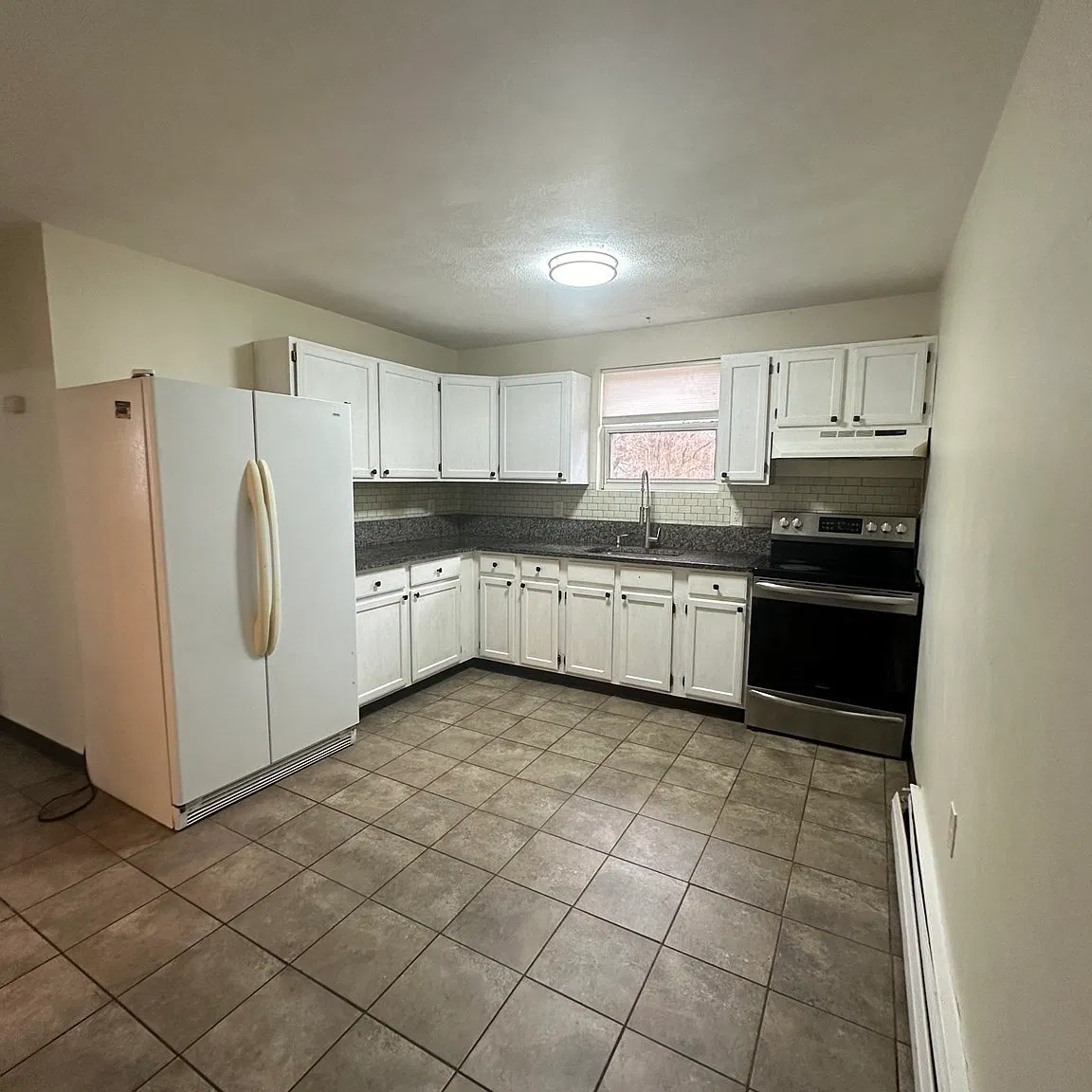 3 bed, 1.0 bath, 1200 sqft, $2,225 — Photo 4