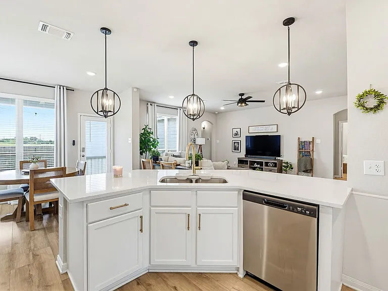 1761 Spence St — Photo 10