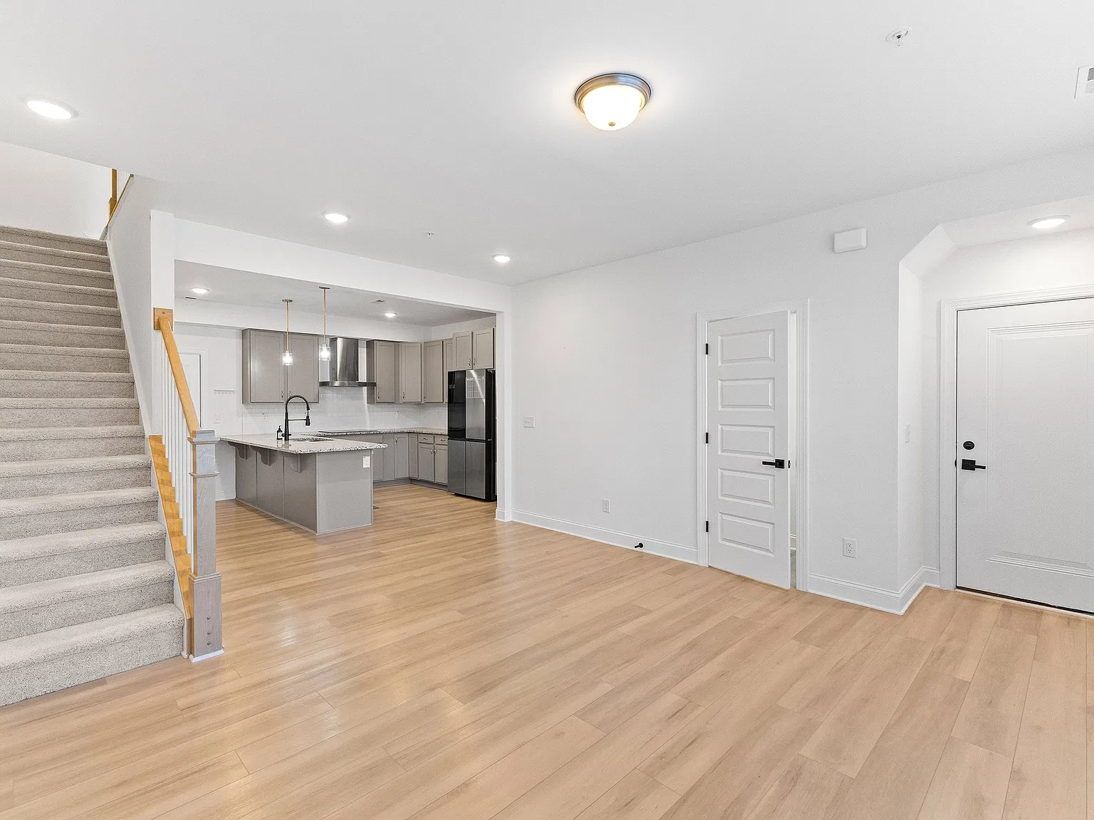 3 bed, 2.5 bath, 1576 sqft, $2,400 — Photo 3