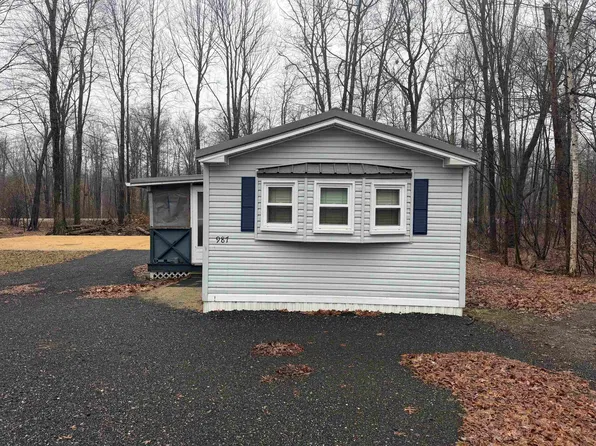 987 W Maplecrest Dr, Sanford, MI 48657