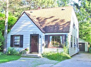 909 Greenwood Ave, Deerfield, IL 60015