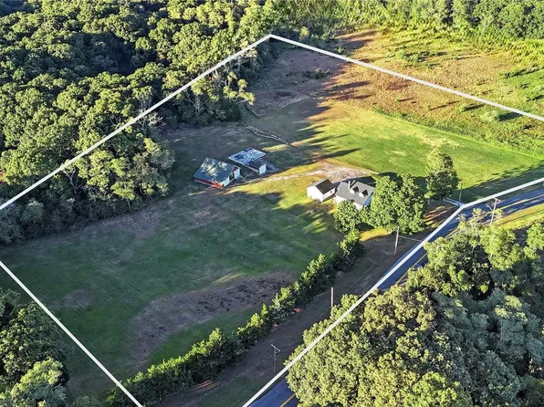 1458 Middle Road, Calverton, NY 11933